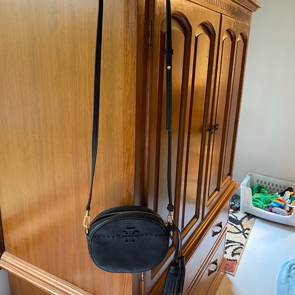 ‼️‼️SOLD‼️‼️ 👛 McGraw Round Crossbody - Picture 4 of 6